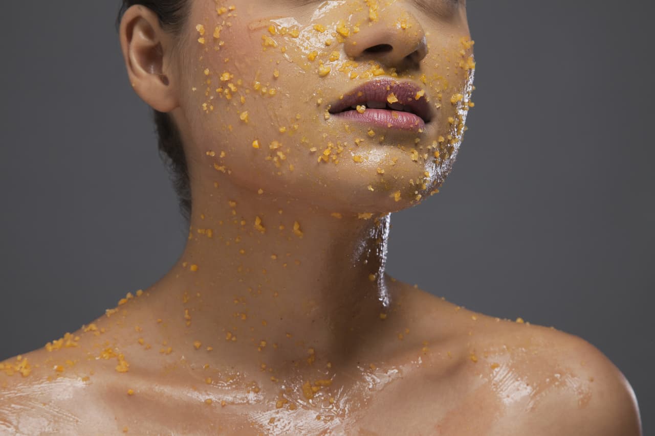 Aplícate en el cuello un exfoliante suave dos veces por semana, con movimientos ascendentes y mientras estás en la ducha. Esto ayudará a que las cremas que te coloques se absorban mejor.