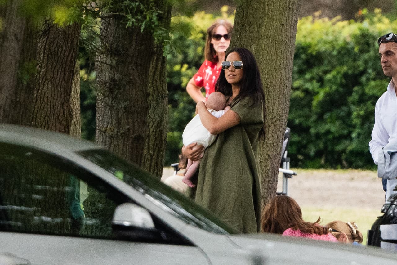 "Meghan Markle 
<b><a href="https://www.univision.com/famosos/meghan-y-harry-rompen-otra-tradicion-real-y-tiene-que-ver-con-la-carriola-de-archie-fotos" target="_blank">es una madre muy práctica</a></b>, pero la nueva niñera es un 
<b>regalo del cielo</b>", repitió una fuente en la nota firmada por Andrews.