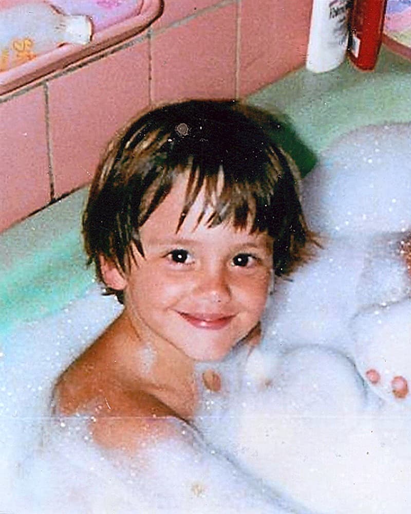 ¿Sabes quién es este pequeño con sonrisa tierna?... Claro, es 
<b><a href="http://www.univision.com/temas/christopher-uckermann">Christopher Uckermann</a></b>, quien inició su carrera artística desde muy pequeño.