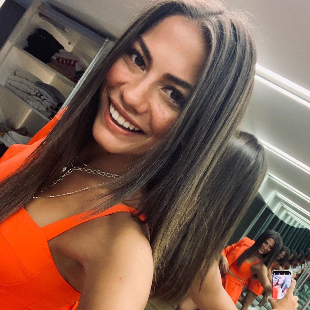 La actriz 
<b>Demet Özdemir</b> es la protagonista de 
<b><a href="https://www.univision.com/shows/pajaro-sonador">Pájaro Soñador</a></b>, donde dará vida a 
<b>Sanem</b>, una joven que busca ser escritora.