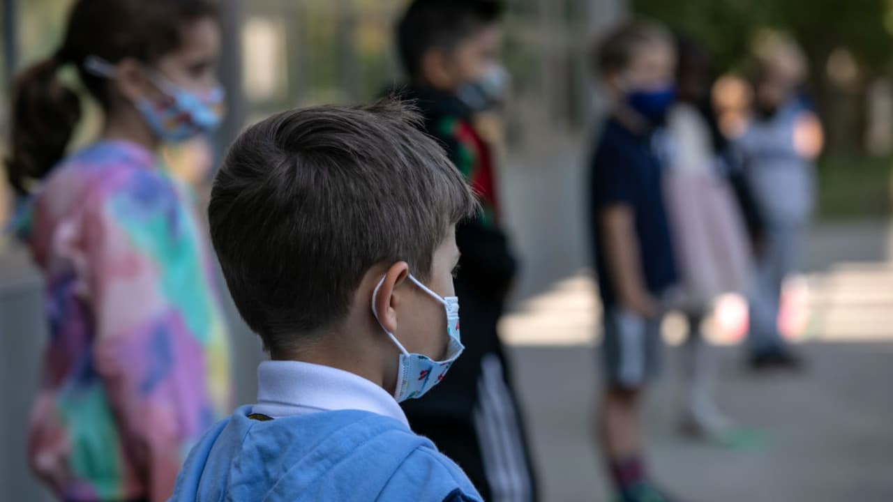 Igual que en 2020, pero agravado: niños menores de 12 años regresan a clases en Texas sin vacuna y sin restricciones