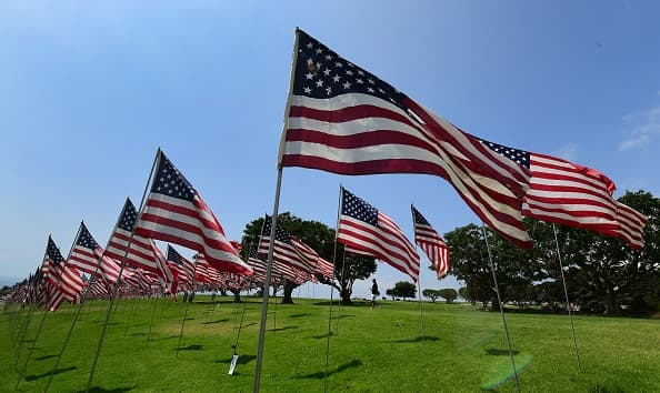 El lugar es conocido como 'Ondas de banderas'. Este es el décimo segundo año consecutivo en el que se le rinde homenaje a las víctimas del 11 de septiembre.