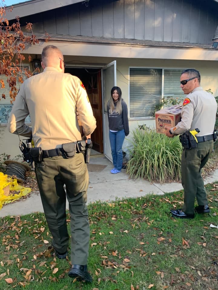 Quienes reciben estas canastas han sido referidas por los mismos oficiales, y en su mayoría son familias que han sido víctimas de algún delito durante el último año, o bien necesitan apoyo adicional en estas fiestas.