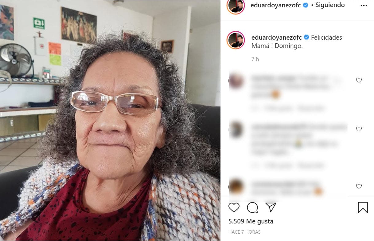Desde esa tierra, en donde a las madres se les festeja cada 10 de mayo, 
<b>Eduardo Yáñez</b> se emparejó con la celebración en EEUU y
<b><a href="https://www.instagram.com/p/COpimPOjIcj/" target="_blank"> recordó a la mujer que lo trajo al mundo</a></b>, doña María Eugenia Lúevano, quien 
<b><a href="https://www.univision.com/famosos/muere-la-madre-de-eduardo-yanez-con-un-descansa-en-paz-el-actor-mexicano-informa-de-su-partida-fotos" target="_blank">murió en febrero de 2020. </a></b>
