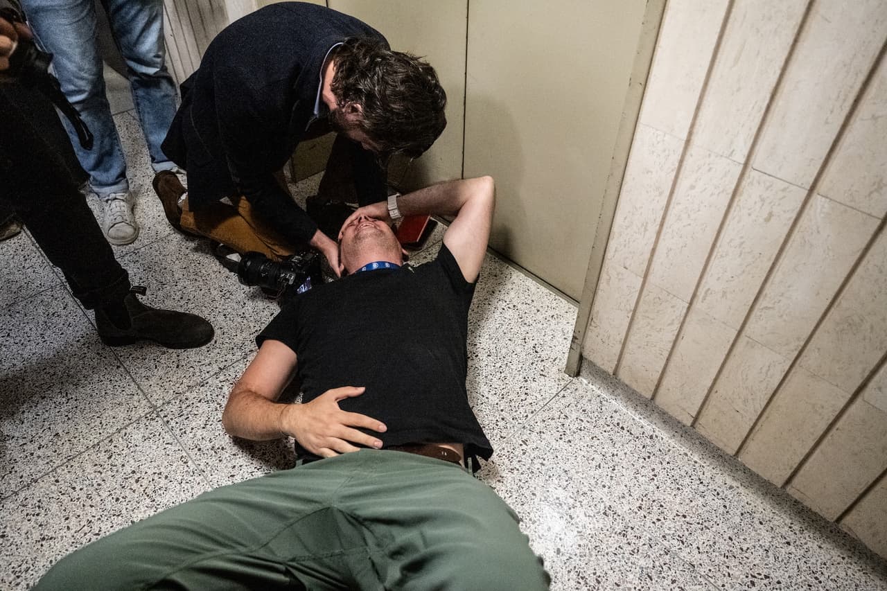 El lesionado tuvo que ser atendido por paramédicos en el lugar y ser sacado del edificio en camilla. Se desconoce su estado de salud.