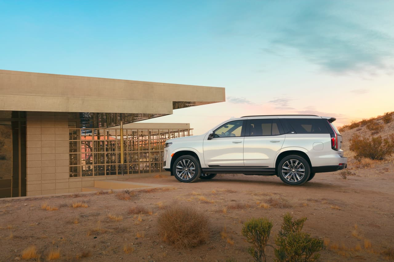 Como era de esperarse, la Escalade 2021 sigue los pasos de las otras SUV de tamaño completo de General Motors y adopta una nueva suspensión trasera independiente, lo que además resulta en un aumento de espacio en la tercera fila de asientos (34.9 pulgadas) y 68% más para carga detrás de la misma (25.5 pies cúbicos).