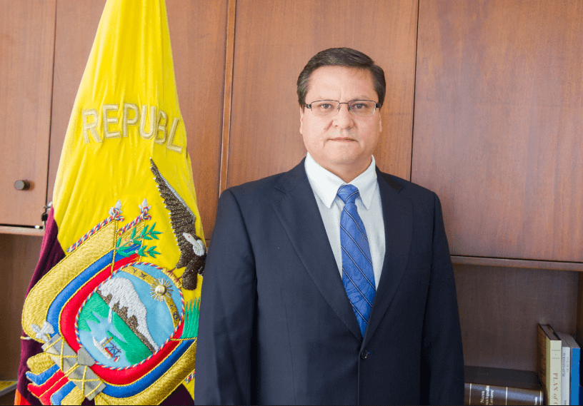 Alto funcionario de Ecuador cuestionado por incluir en su currículo cursos que no habría tomado