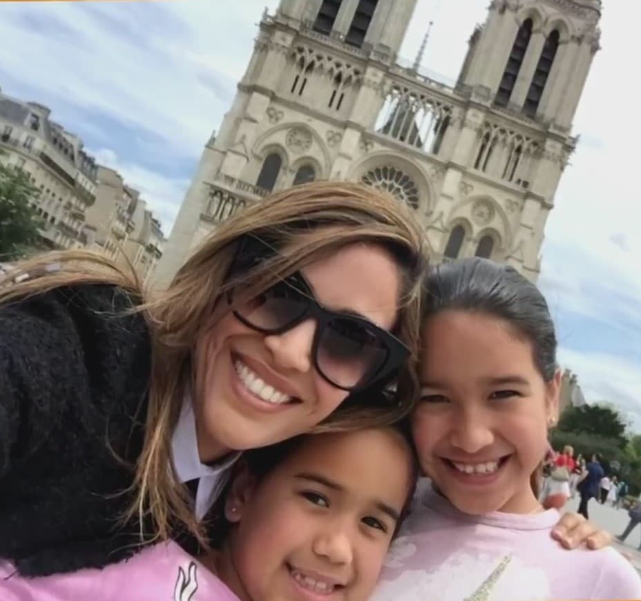 Varios de los conductores de Despierta América fueron de los dichosos que visitaron este monumento popular en la capital francesa. Karla Martínez contó durante el programa que visitó el emblemático sitio por primere vez a los 21 años, y luego volvió con Antonella y Michaella. La conductora mencionó que con un sentimiento de tristeza les hizo ver a sus hijas que fueron afortunadas de estar ahí hace tres años.
<br>