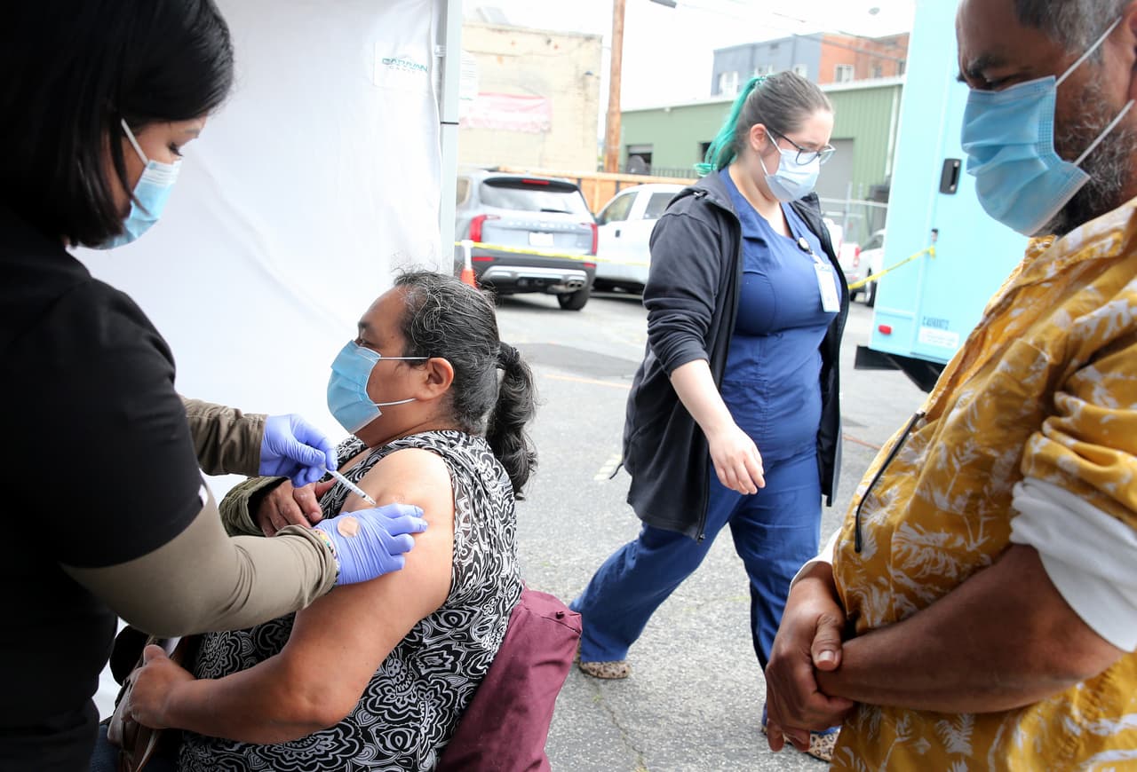 Por lo tanto invitó a todas las personas elegibles a vacunarse y no bajar la guardia para evitar que se retroceda en el camino de reapertura en el condado de Los Ángeles.