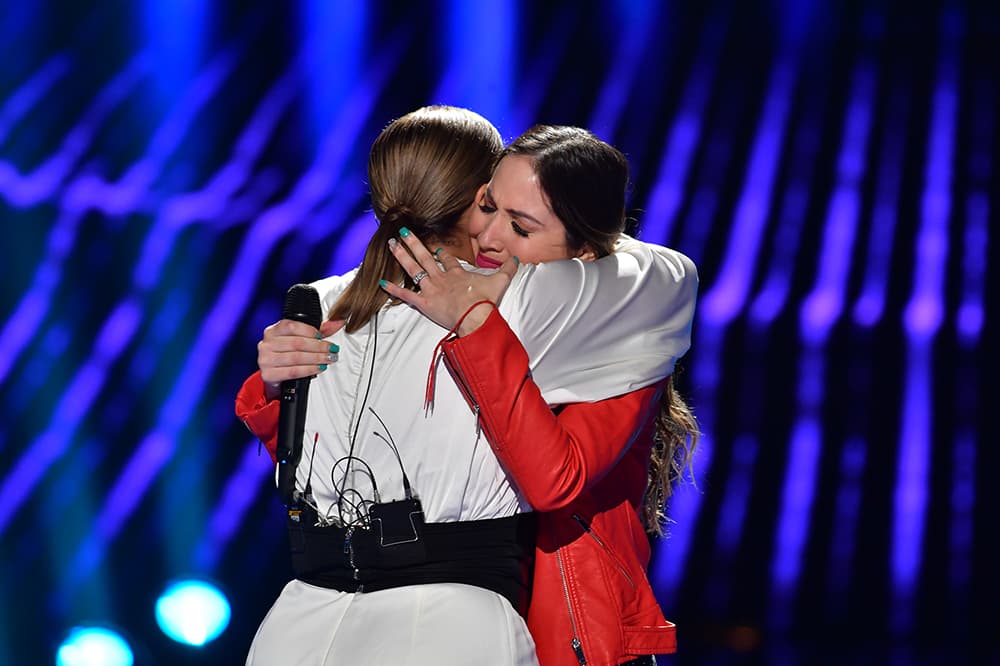 La joven recibió el abrazo, agradecida con Olga.