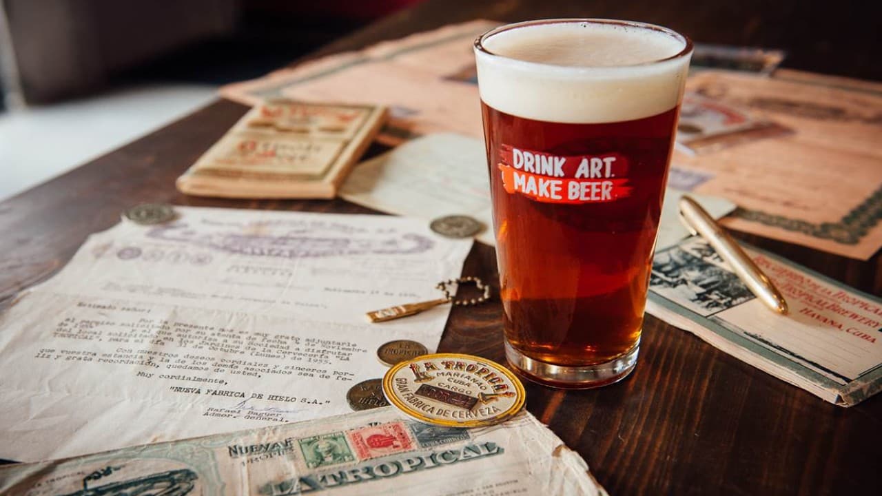 El nuevo interés por Cuba impulsa el relanzamiento de la cerveza más antigua de la isla