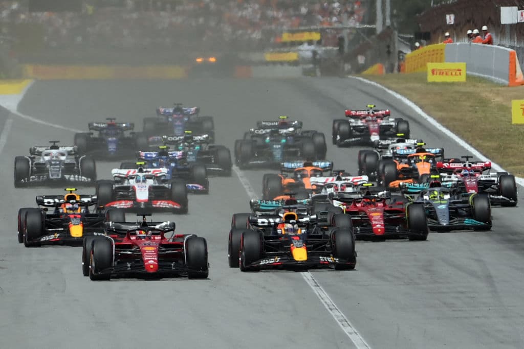 <b>Sergio 'Checo' Pérez</b> terminó en el segundo lugar del
<b>Gran Premio de España</b>, carrera en la que se impuso su compañero de equipo en la escudería
<b>Red Bull,</b>
<b>Max Verstappen</b>. El neerlandés logró su cuarta victoria de la temporada al encabezar un 'doblete' de Red Bull -líder de ambos campeonatos- que completó el mexicano, que firmó su decimoctavo podio en la F1.