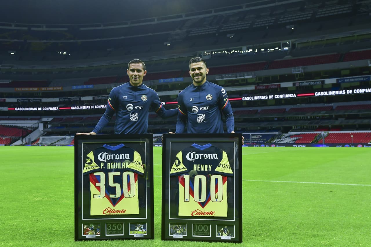 Paul Aguilar y Henry Martín recibieron un homenaje por su cantidad de partidos jugados con los azulcremas.