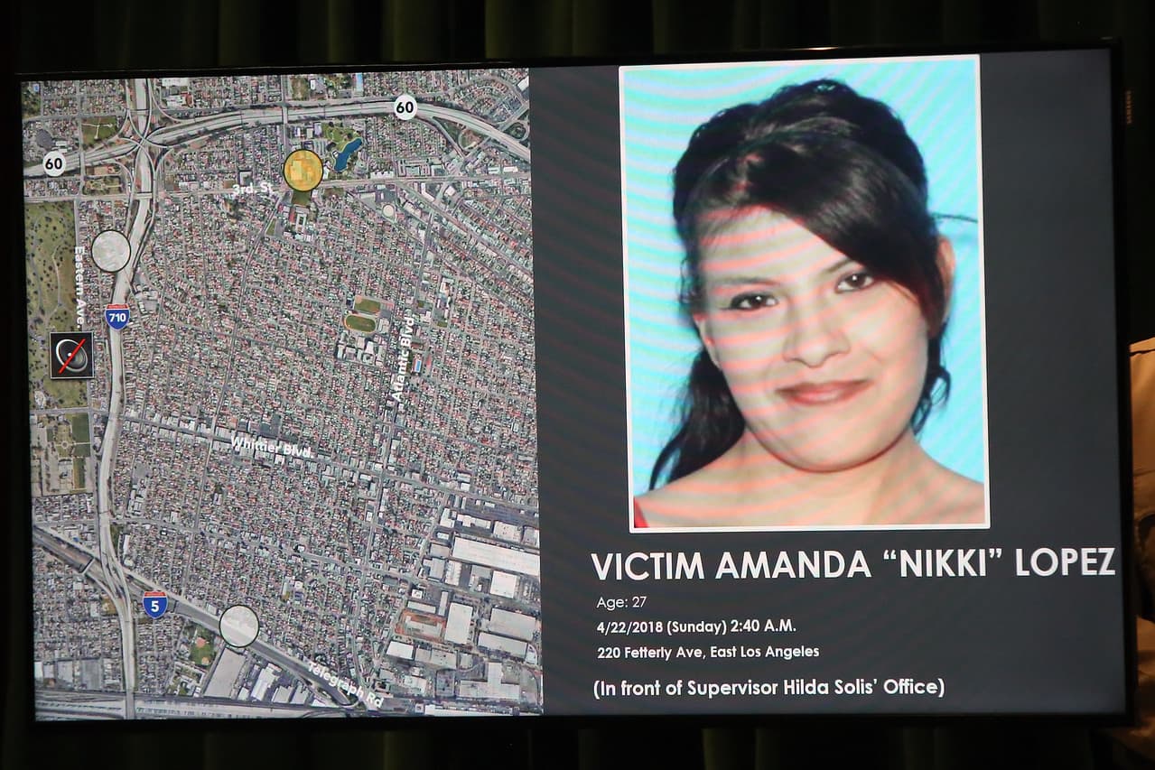 La tercera víctima fue una mujer identificada como 
<b>Amanda “Nikki” López,</b> de 27 años. El domingo 22 de abril de 2018, aproximadamente a las 2:40 am, uno de los sospechosos “salió por el lado del pasajero de un PT Cruiser plateado y comenzó a buscar a López en un campamento para personas sin hogar que estaba situado en un patio frente al East Palacio de Justicia de Los Ángeles”, según el LASD.