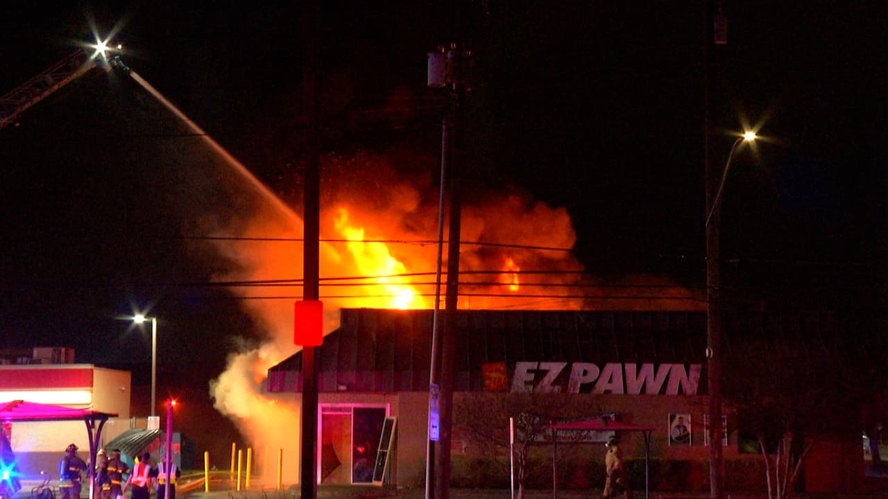 Un incendio consume una casa de empeño en el sur de San Antonio