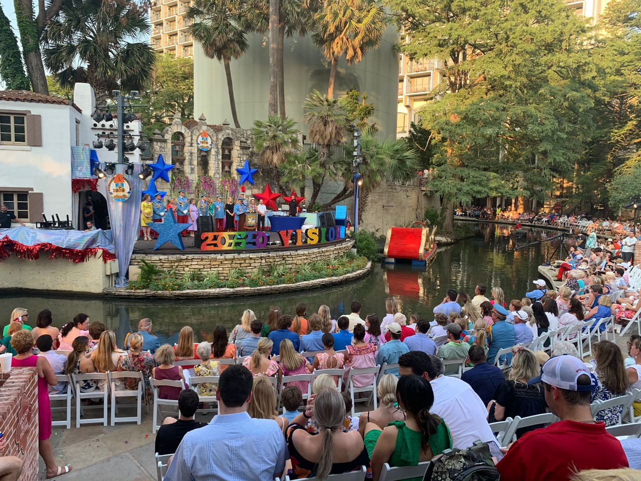 Muchas personas presente no usaron mascarillas para prevenir el contagio del coronavirus.