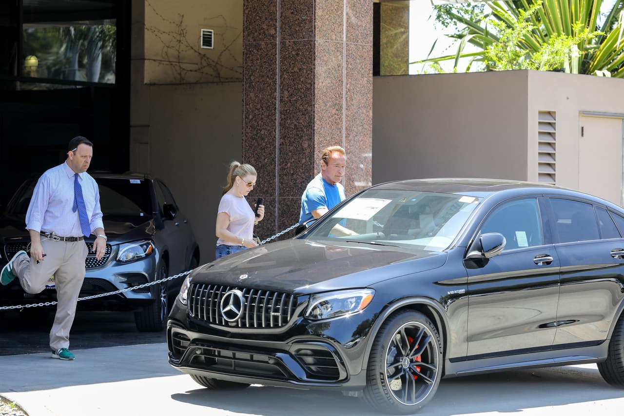 El paseo de Arnold Schwarzenegger y Heather Milligan tuvo como objetivo la visita a una agencia de autos Mercedes-Benz.