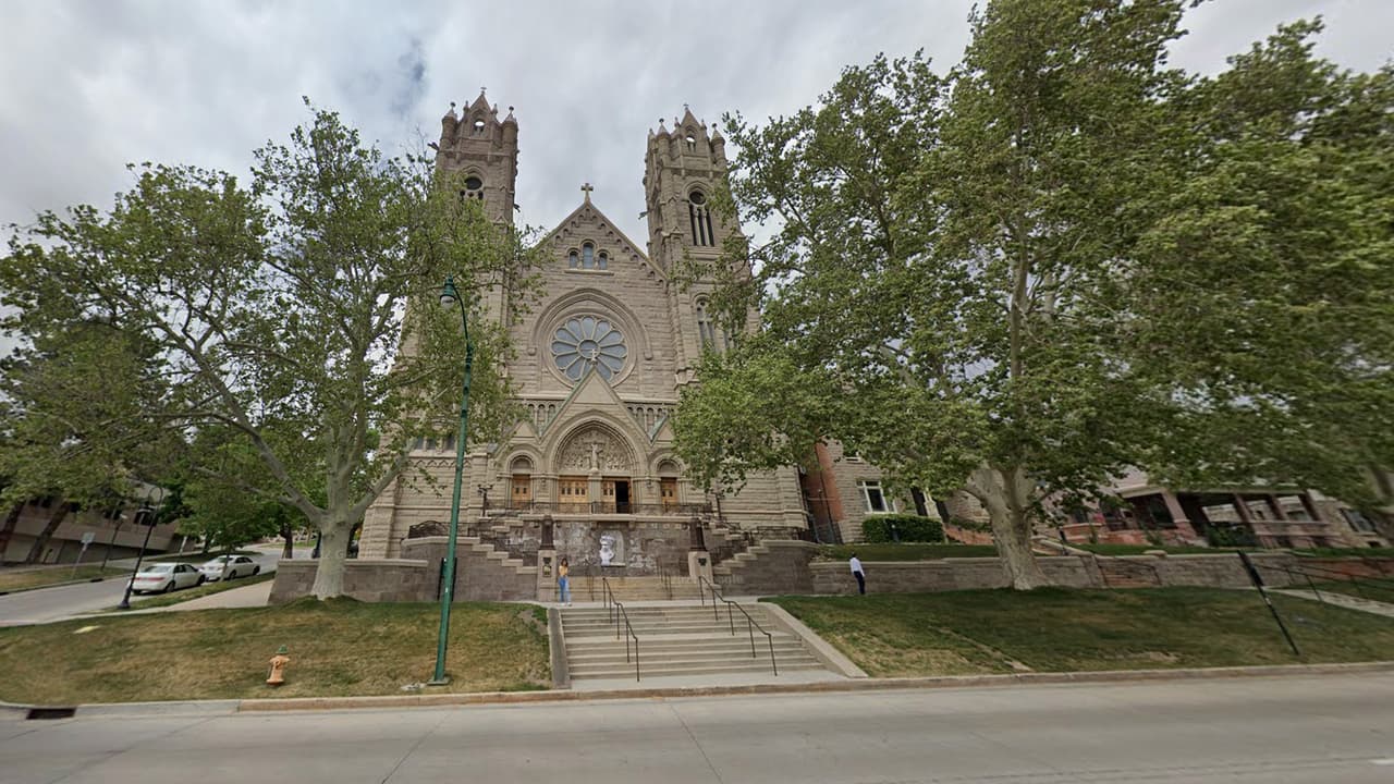 Sujeto entra en una iglesia y ataca a varias personas con una espada de madera