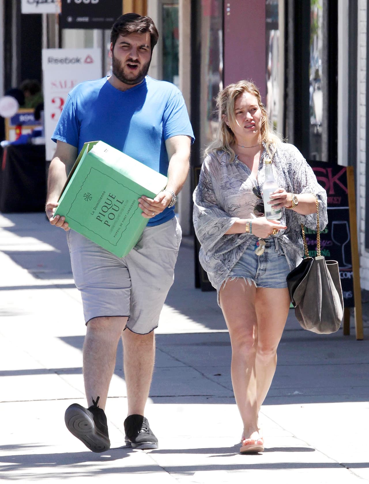 La actriz caminaba por Studio City con un amigo.