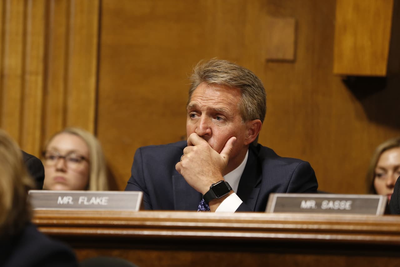 Jeff Flake, republicano por Arizona, escuchó atentamente el testimonio de Ford. Esta semana había criticado al presidente Trump por poner dudas sobre las acusaciones contra Kavanaugh. Este senador es clave en el proceso de confirmación ya que no irá a la reelección en noviembre por lo que no tiene ninguna atadura electoral.