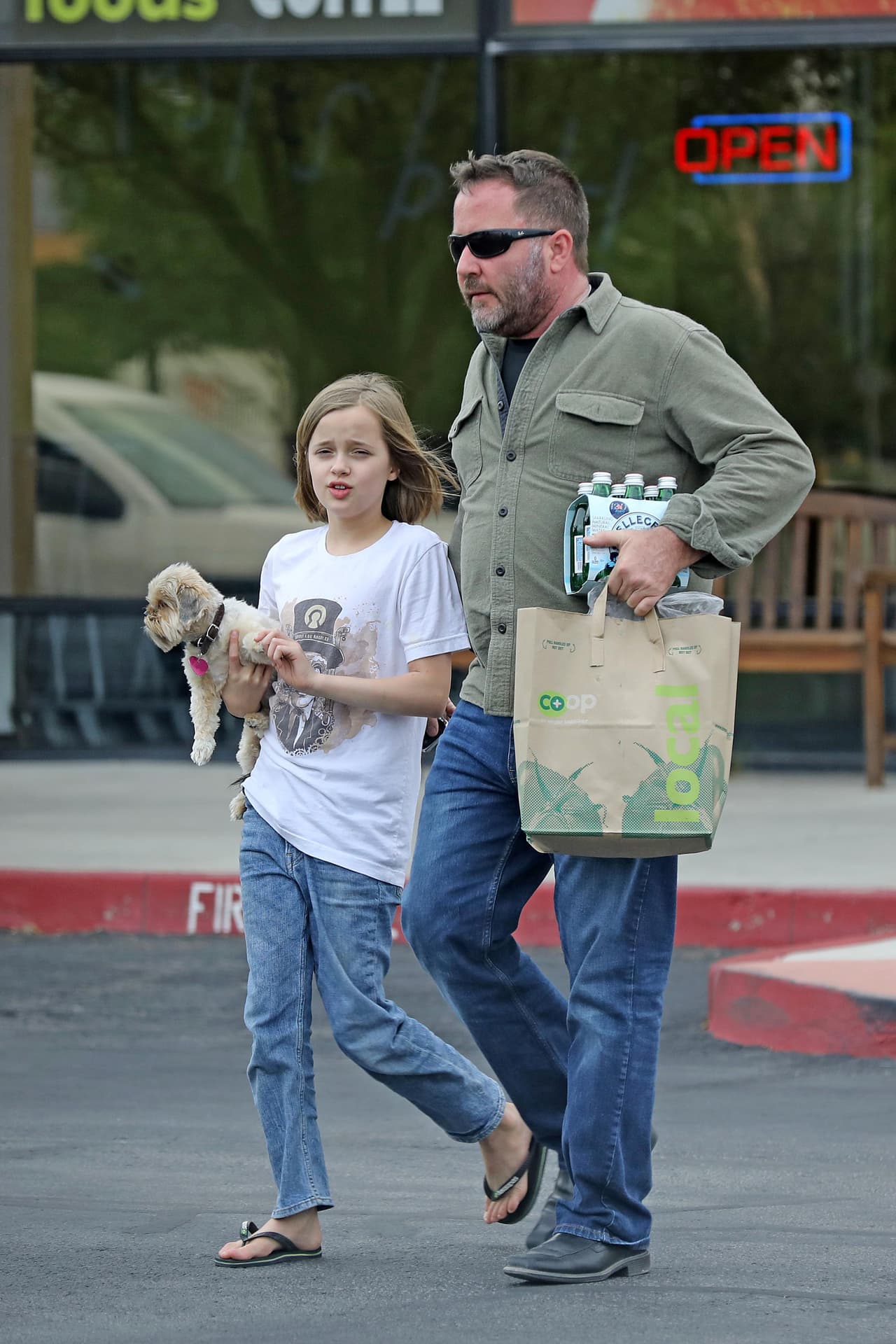 Al set de grabación, Angelina Jolie llevó a su hija de 10 años, Vivienne, quien acudió en compañía de su guardaespaldas y su cachorro.