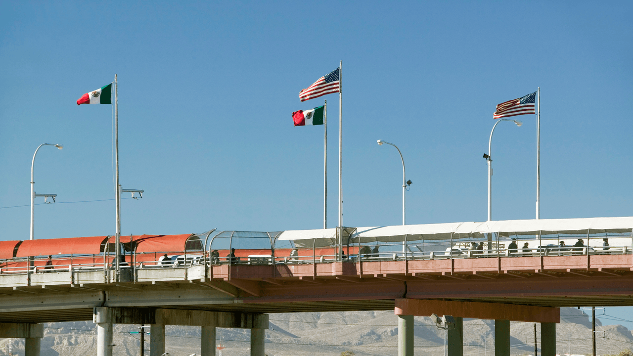 Si tu carro tiene placas de Estados Unidos y vas a viajar más allá de la zona fronteriza, debes sacar tu 
<b>permiso de importación temporal para poder circular en México</b> y no tener problemas con la ley al momento de una inspección.