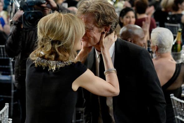 Pero antes, recibiendo un besito de su esposa, Felicity Huffman.