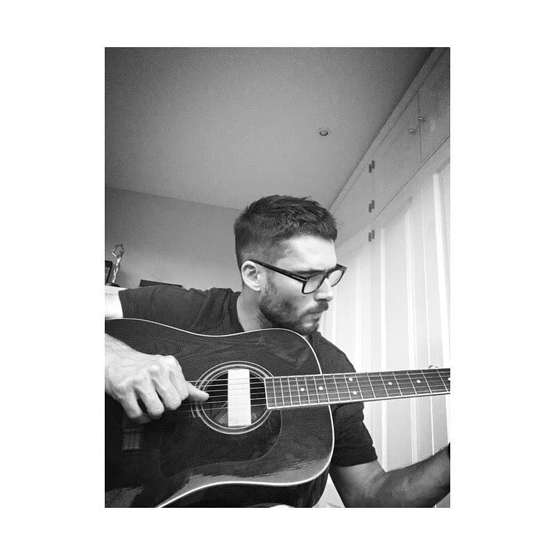 Actualmente está al aire en su país natal la serie 'Hospital Valle Norte', donde da vida a Jon Mercero, personaje que le supuso un reto muy satisfactorio, pues a pesar de ser un cirujano plástico y reconstructivo, en sus ratos libres toca la guitarra y canta, por lo que Mur tuvo que aprender a la par de las grabaciones.