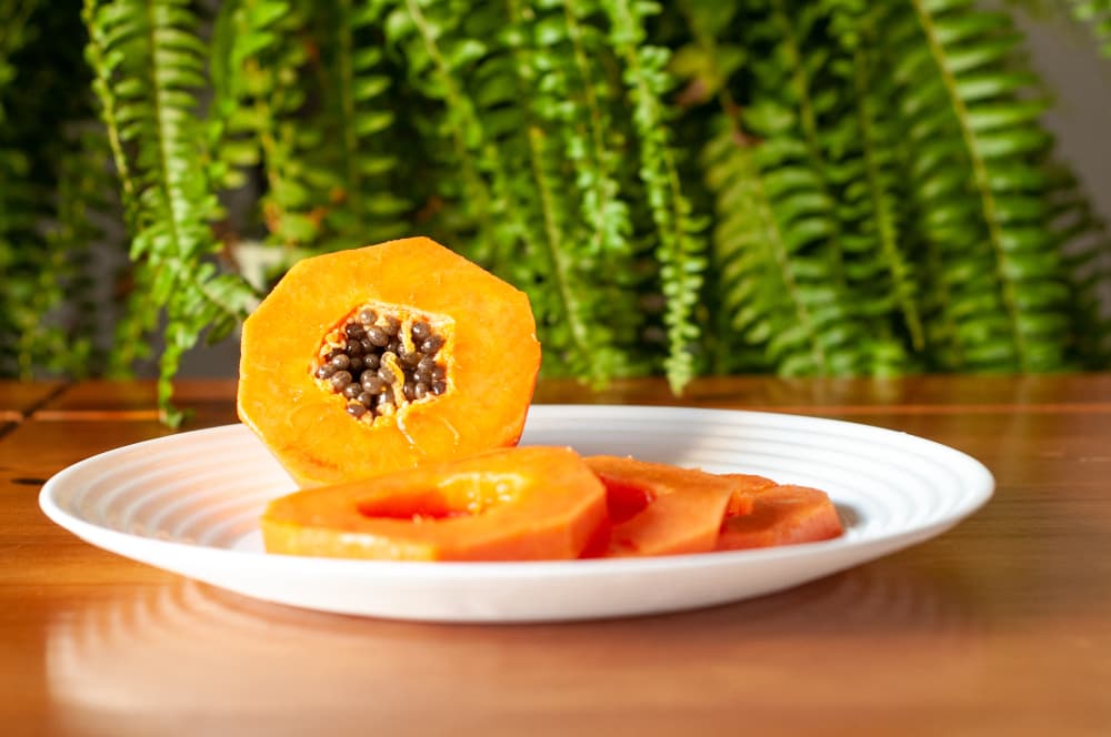 No obstante, además de su relación con el amor y el sexo, desde hace siglos también se utiliza la papaya en varios rituales de protección, inclusive para alejar a los demonios y cualquier mal.