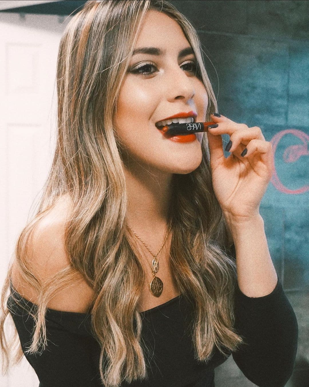 También festejó el Día Mundial del Labial con este lindo color que le va muy bien.