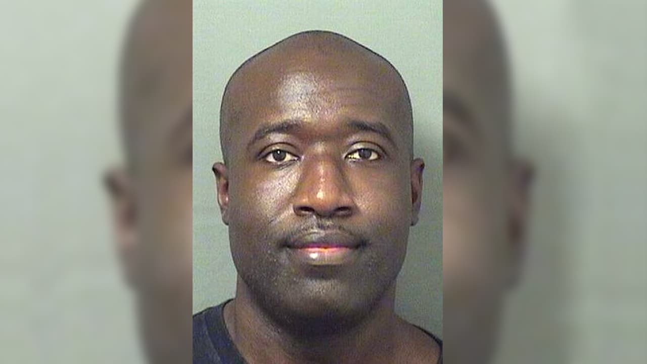 Arrestan a un exbombero por robar e incendiar un Walmart