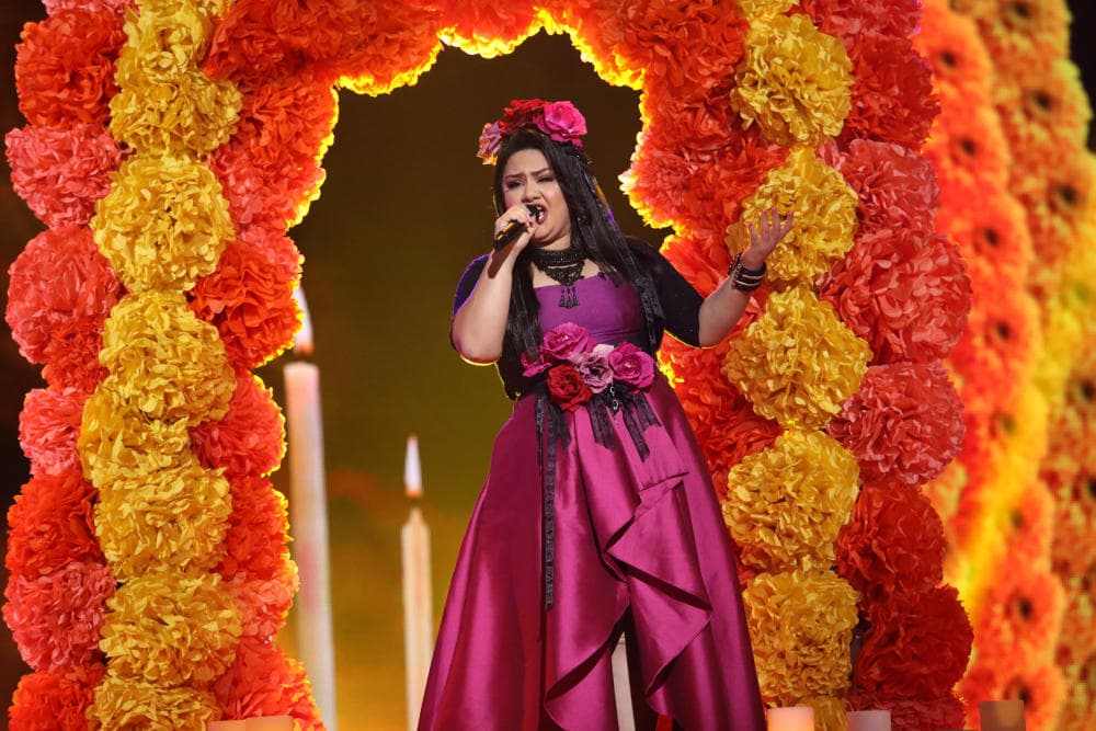 Durante la final, 
<b><a href="http://www.univision.com/shows/la-reina-de-la-cancion/con-un-gran-montaje-escenografico-sandra-nos-deleito-con-la-cancion-volver-volver-video">Sandra subió una última vez al escenario</a></b> de La Reina de la Canción para mostrarle al público por qué ella merecía ganar el título.