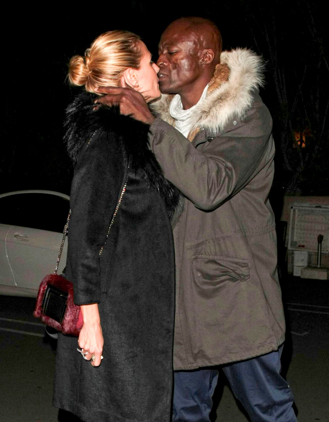 Sin embargo en cada reunión familiar la modelo y el cantante lucen más que amigables, hasta se saludan de besito.