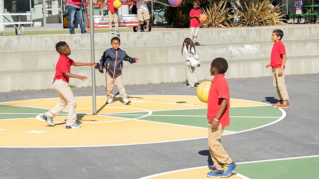 Alumnos de Bayside MLK juegan en el patio del plantel.