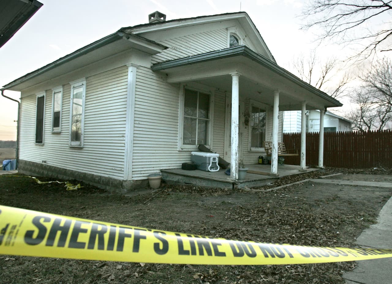 De acuerdo con los fiscales, una vez en la vivienda, Montgomery atacó a la joven y le abrió el abdomen con un cuchillo. Sin embargo, esta intentó defenderse, pero falleció estrangulada por la acusada.