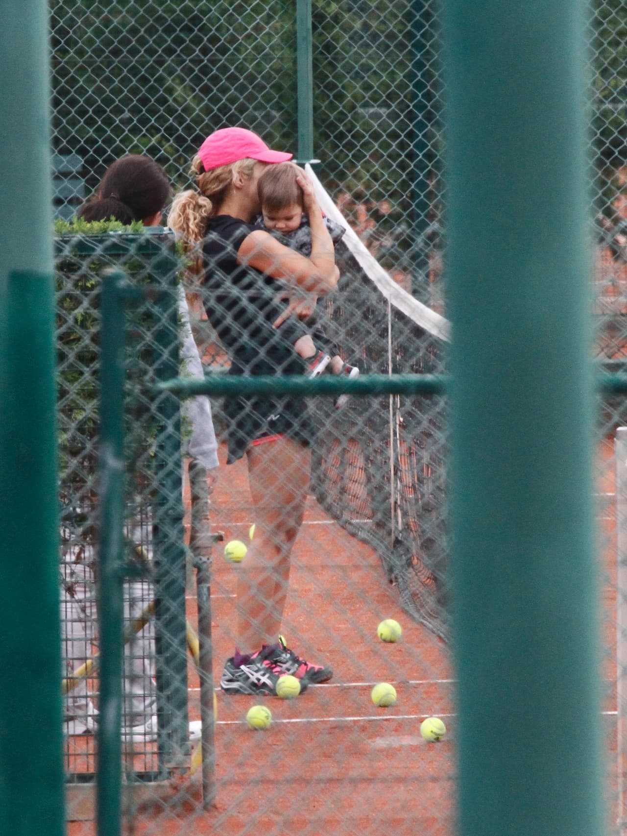 "Soy muy intensa. Creo que se irán de casa en cuanto sean adolescentes, van a decirme: 'Adiós, mamá. ¡Me largo de aquí'", expresó la rubia con gracia.