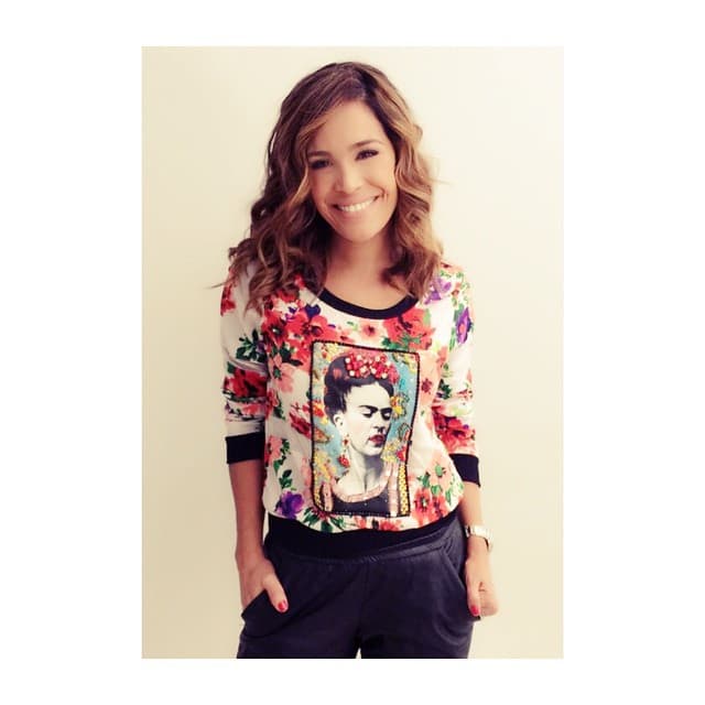 A los personajes históricos mexicanos también los ha llevado en su vestimenta. Aquí la vemos con un estampado en el que sobresale el rostro de la pintora Frida Kahlo.