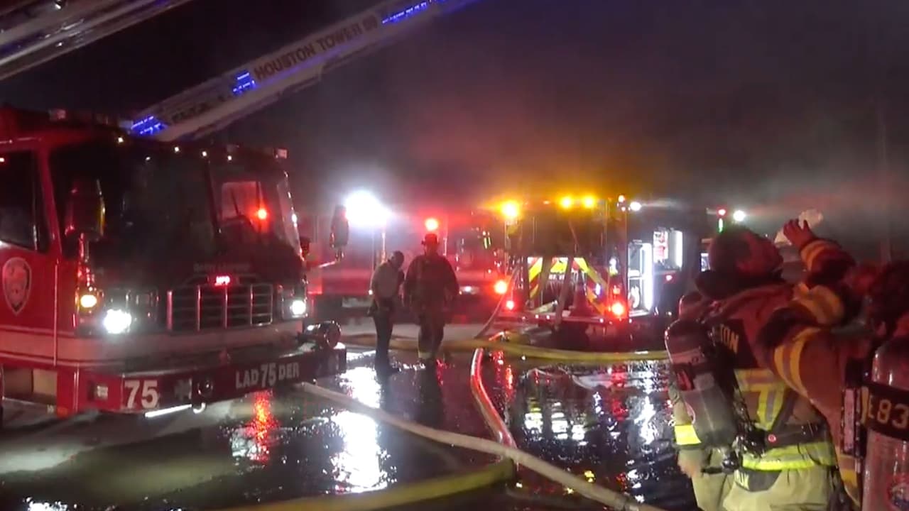 Mueren una mujer y dos niños al quedar atrapados en el incendio de un complejo de apartamentos en Houston