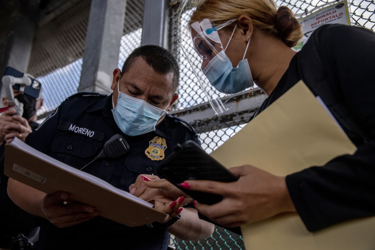 La llegada masiva de migrantes a Estados Unidos, muchos de ellos centroamericanos, se atribuye a distintos factores, incluyendo los problemas económicos desatados por la pandemia y el
<a href="https://www.univision.com/noticias/meteorologia/inundaciones-destrozos-victimas-y-evacuaciones-el-azote-del-huracan-iota-en-centroamerica-fotos"> <u>azote de dos huracanes</u></a>. Funcionarios federales también han reconocido la posibilidad de que contrabandistas hayan alentado a las personas a intentar cruzar la frontera después del cambio de gobierno. La fotografía muestra la entrada legal de solicitantes de asilo en Matamoros, el 25 de febrero.