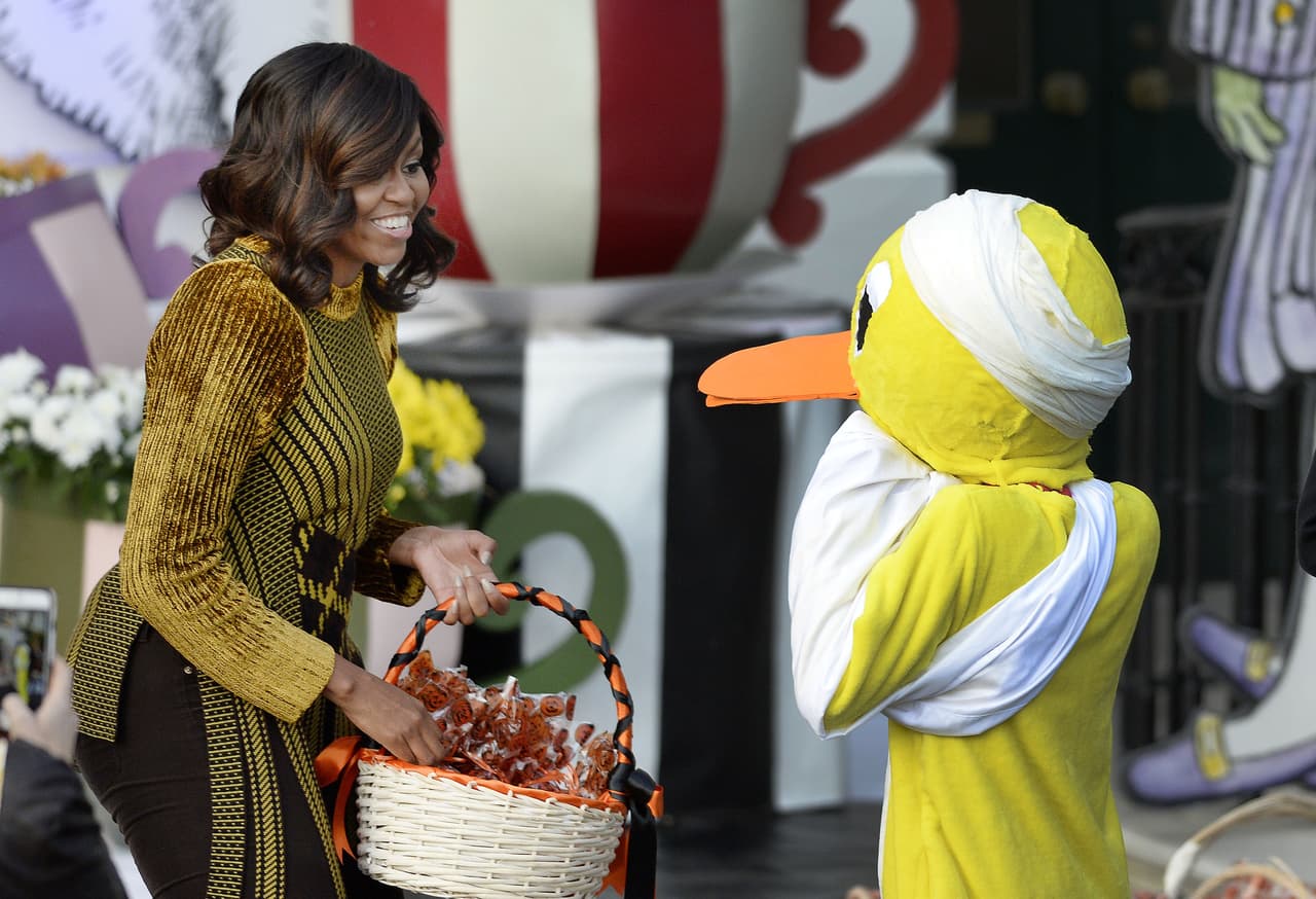 <a href="http://www.univision.com/personas-michelle-obama">Michelle Obama</a> estuvo ofreciendo caramelos durante la fiesta, y dijo que los niños podrían tomar todos los dulces que quisieran ese día. "No tienen que comer saludable hoy", bromeó el presidente. "Pueden tomar caramelos", añadió Michelle. "Hasta lo dice la primera dama", dijo Obama entre risas. Michelle es conocida por sus proyectos de alimentación saludable, pero en Halloween hizo una excepción.