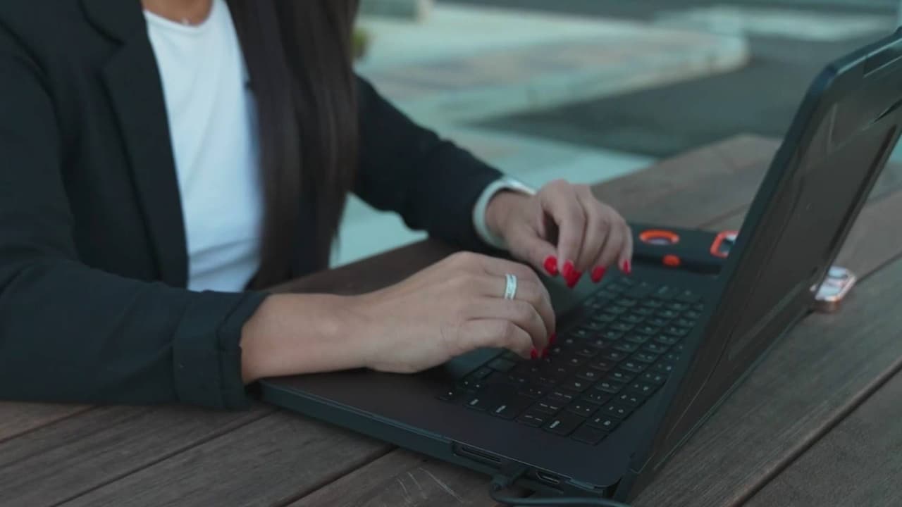 FBI alerta sobre el aumento de estafas por los falsos 'secuestros virtuales': te explicamos qué son