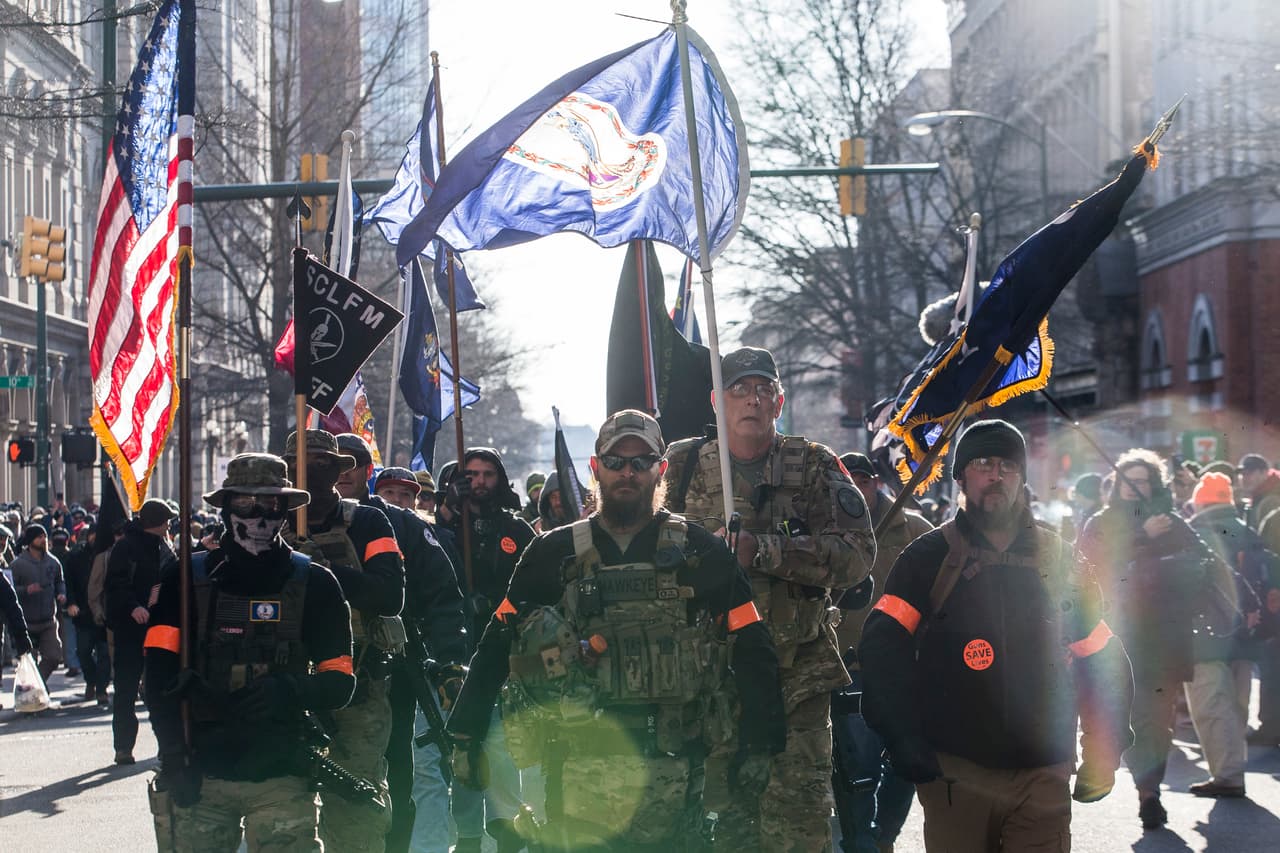 Pese a que en el área central de la concentración estaban prohibidas las armas, en las calles que rodean el edificio del Capitolio se pudo ver a muchos manifestantes con armas, algunas de ellas largas.