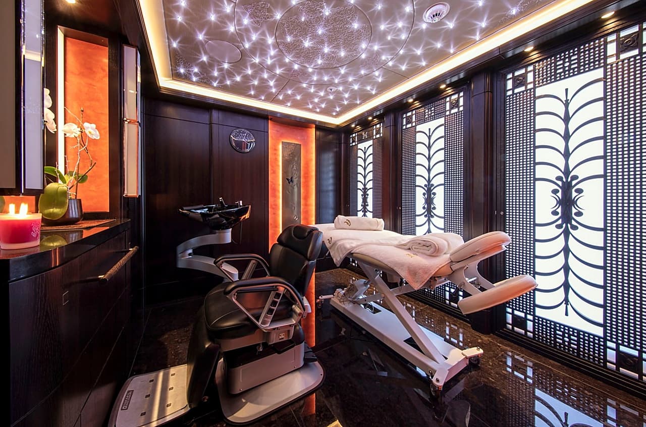 También hay salas de masajes y espacios para que JLo y sus invitados se realicen
<b><a href="https://www.univision.com/entretenimiento/el-indiscreto-momento-en-el-que-el-maquillista-de-jlo-revelo-su-nueva-aventura-empresarial" target="_blank">tratamientos de belleza. </a></b>
<br>