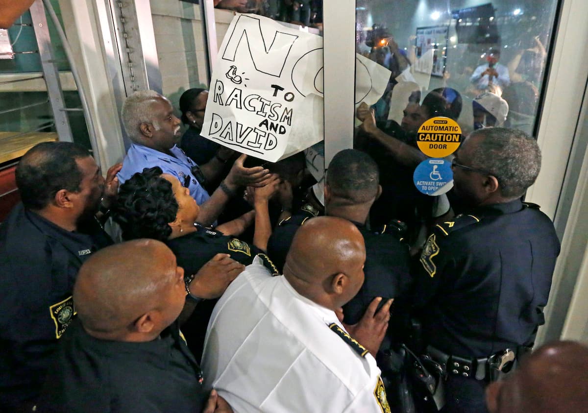 Protestas en Nueva Orleans por la presencia del exlíder del Ku  Klux Klan en un debate electoral