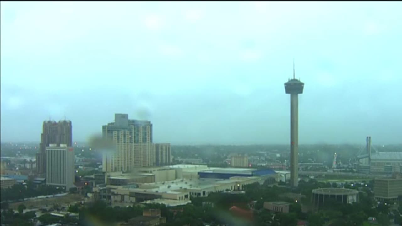 Las fuertes lluvias forzaron el cierre de  escuelas y vías en San Antonio y áreas aledañas