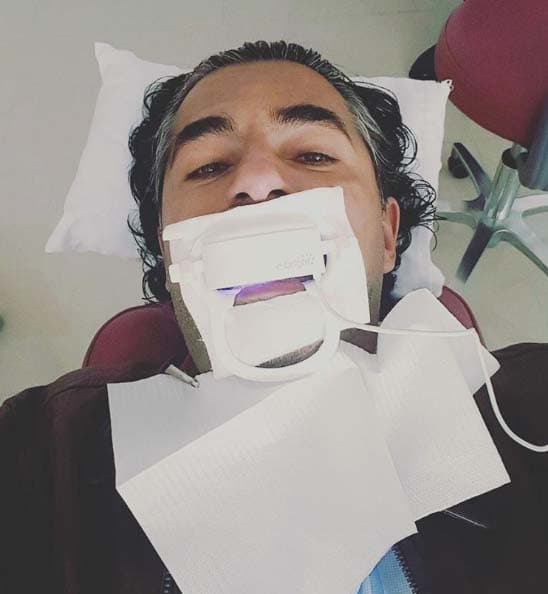 El guapísimo de Raúl cuida mucho su higiene bucal y le encanta tener los dientes blanquísimos.