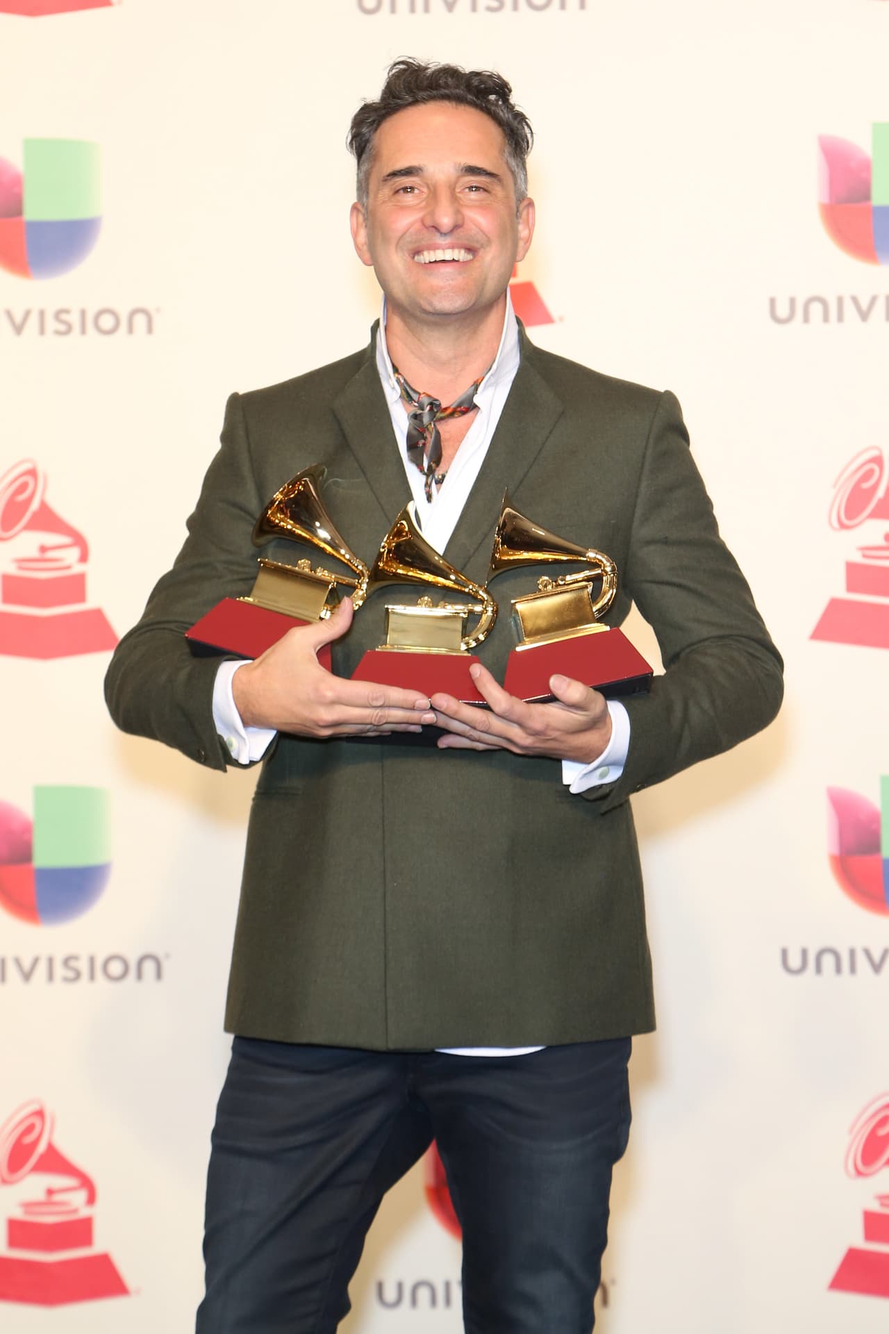 <b><a href="https://www.univision.com/especiales/latin-grammy/jorge-drexler-revela-quien-es-la-musa-que-lo-llevo-nuevamente-al-latin-grammy">JORGE DREXLER</a> (3)</b>- Mejor Álbum Cantautor y Grabación del Año: 'Salvavidas de hielo'; Canción del año: 'Telefonía'.
<br>