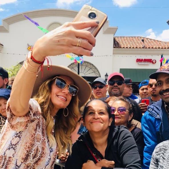 Cuando tiene la oportunidad de hacer el programa fuera del estudio, Lili Estefan convive con sus seguidores y hasta se toma muchas selfies.
