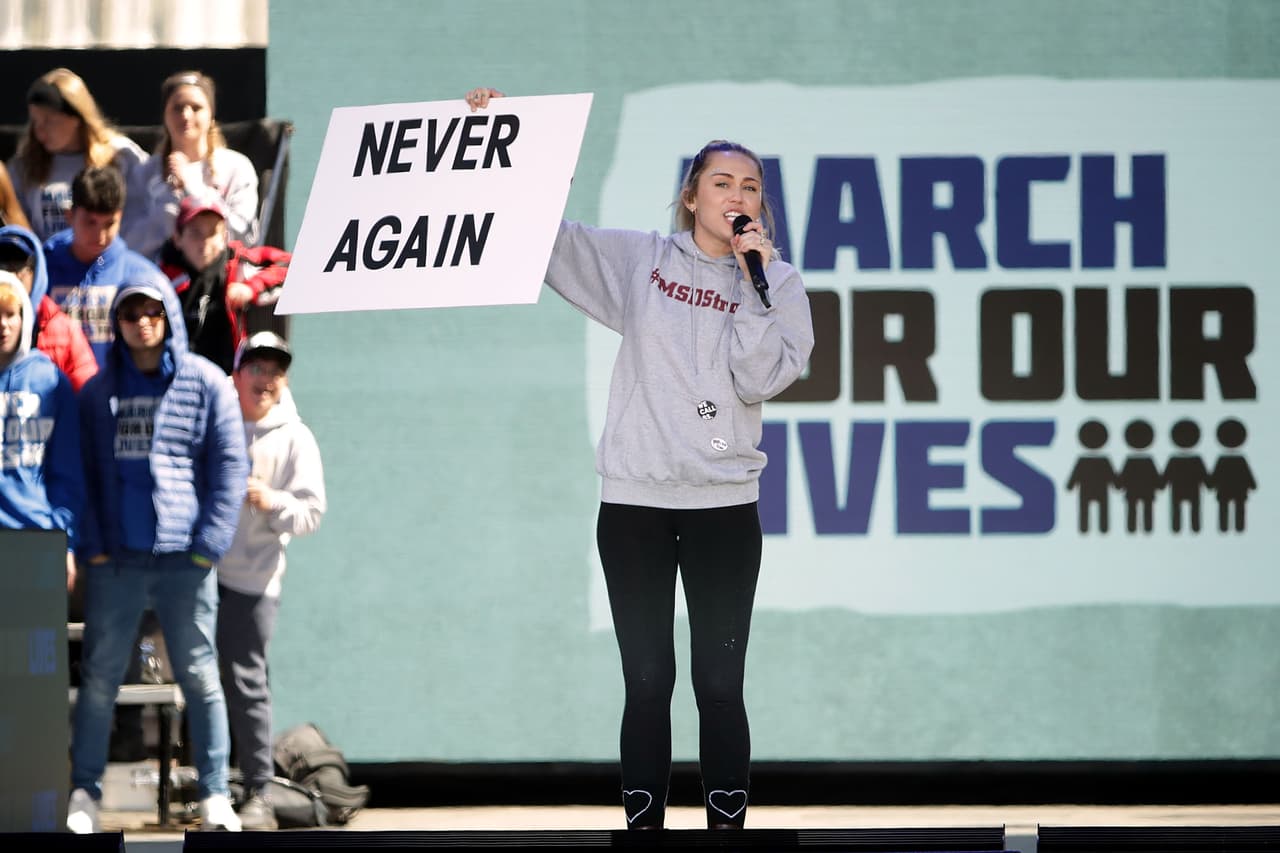 <b>Miley Cyrus</b>: la cantante presentó un gran espectáculo en Washington DC y mostró un inmenso cartel que decía “Never Again”.
<br>
<br>