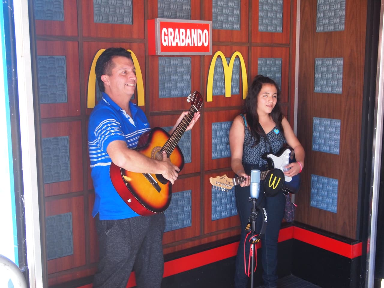 Entre música de mariachi, antojitos tradicionales y mucha diversión decenas de personas se dieron cita en Plaza Fiesta para festejar “El Grito”. El evento se engalanó con la presencia de Conjunto atardecer, la Sonora Dinamita y el elenco de Univision 34 Atlanta.